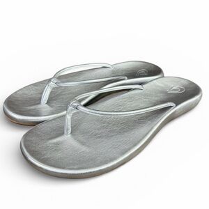 OluKai Huawai Flip Flop Metalic Silver
NEW SZ 10
